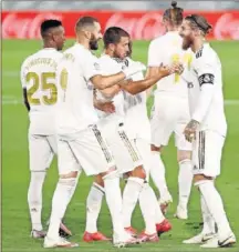  ??  ?? Hazard, Vinicius y Benzema celebran con Ramos.