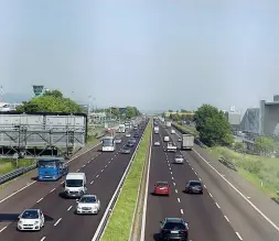  ??  ?? Divisi L’autostrada A4 che divide l’aeroporto, a sinistra, da Oriocenter, a destra