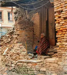  ?? Foto: Sharma/Sinhua/dpa ?? Eine ältere Frau sitzt heuer am dritten Jahrestag des Erdbebens von Nepal vor ihrem zerstörten Haus in Bhaktapur. Hilfe ist dringend nötig.