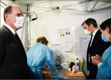  ?? (Photo AFP) ?? Jean Castex et Olivier Véran en visite dans un centre de vaccinatio­n à Saint-rémy-lès-chevreuse (Yvelines).