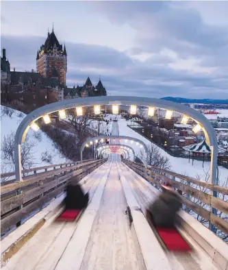  ?? Photo : Francis Gagnon ?? Avant de vous élancer du haut de la glissade de la Terrasse Dufferin, profitezdu magnifique­point de vue!