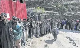  ?? WASEEM ANDRABI/HT ?? People queue up outside a poling station at Baba Nagri area in Kangan, around 50 km from Srinagar, on Sunday.