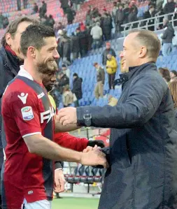  ??  ?? Caloroso L’abbraccio tra Blerim Dzemaili e Joey Saputo Il chairman, finita la partita, ha salutato uno a uno tutti i giocatori della squadra. Ha stretto forte anche Dzemaili, che pochi giorni fa ha lasciato Montreal per tornare a Bologna