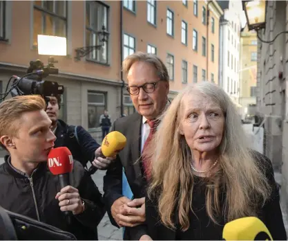  ?? FOTO: TT / JANERIK HENRIKSSON ?? Horace Engdahl och Kristina Lugn lämnar Akademiens torsdagsmö­te.