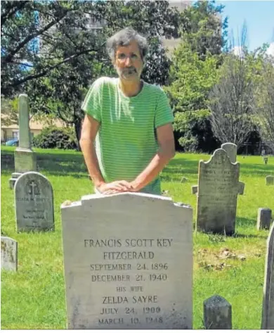  ?? M. G. ?? Juan Ignacio Guijarro, fotografia­do junto a las tumbas de Francis Scott Fitzgerald y su esposa Zelda.