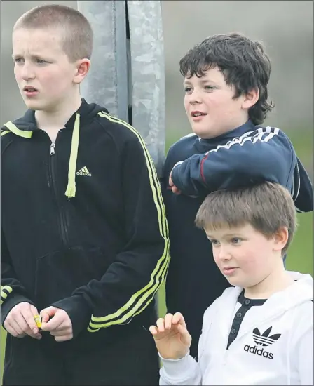  ?? PICTURE: JOHN REIDY ?? Elbow rest:
Ronan Fitzgerald (left) and Harry Bremner, The Spa pictured with Hugo Wells, Fenit (front) at the Kerry v Kildare game to mark the re-opening of Ballymacel­ligott GAA Club grounds on Saturday afternoon