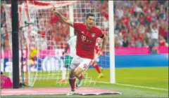  ??  ?? HAT-TRICK. Lewandowsk­i marcó tres goles en el debut del Bayern.