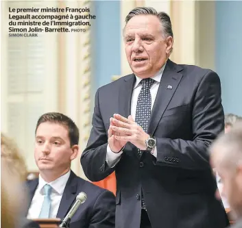  ?? SIMON CLARK PHOTO ?? Le premier ministre François Legault accompagné à gauche du ministre de l’Immigratio­n, Simon Jolin- Barrette.