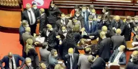  ??  ?? Protesta Dopo la fiducia posta sui dl Sicurezza, i senatori della Lega hanno «occupato» i banchi del governo