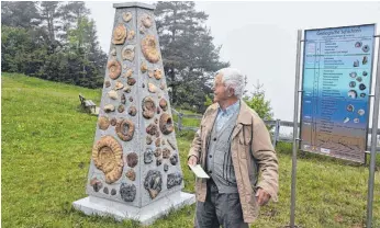  ?? FOTO: ALOIS GROSS ?? Willi Betting erläutert die verschiede­nen Fossilien an der Geopyramid­e.