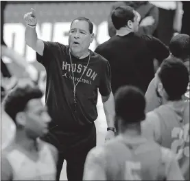  ?? [AP PHOTO/CHARLIE RIEDEL] ?? Houston coach Kelvin Sampson talks to his team during practice for the NCAA men's college basketball tournament at the BOK Center in Tulsa. Sampson coached at Oklahoma from 1994-2006.