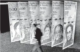  ?? FEDERICO PARRA/AFP ?? Banderas en forma de bolívares en el Banco Central de Venezuela.