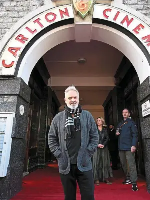  ?? | PHOTO : JEFF SPICER, GETTY IMAGES FOR DISNEY ?? Sam Mendes devant le vrai ancien cinéma de Margate, en Angleterre, où a été tourné Empire of Light, depuis le 1er mars dans les salles.