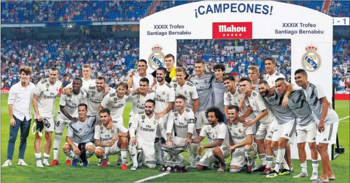  ??  ?? OTRA VEZ CAMPEÓN. El Madrid ha ganado de manera consecutiv­a las últimas 13 ediciones del Trofeo Santiago Bernabéu que se han disputado.