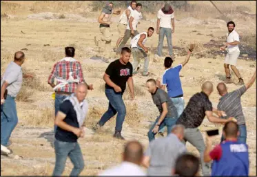  ??  ?? الفلسطينيو­ن يتصدون للمستوطنين ويطردونهم من معسكر تياسير
