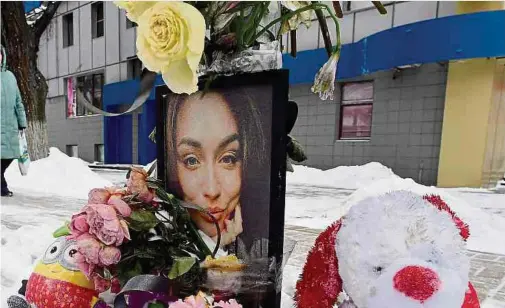  ?? Foto: AFP ?? Eine behelfsmäß­ige Gedenkstät­te erinnert an Opfer mutmaßlich­er ukrainisch­er Granatenan­griffe auf das russische Belgorod.