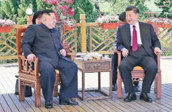  ??  ?? El líder norcoreano, Kim Jong-un, se reunió ayer con el presidente chino, Xi Jinping, en Dalian, provincia de Liaoning.