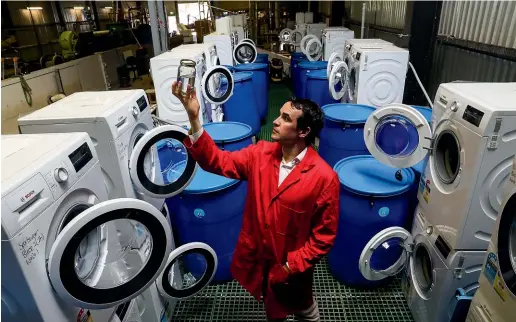  ?? NINE ?? ‘‘Our whole emphasis is about giving informatio­n to the consumer’’: Dr Mark Browne at his washing machine lab in Manly Vale.