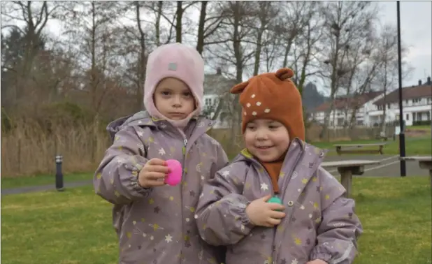  ?? FOTO: ODA HAALAND-JENSEN ?? Eva (4, t.v) og Mathilde Hübner (3) koste seg på årets «egg-hunt»