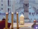  ?? FOTO LAPRESSE ?? Silenzio Il Papa nella piazza vuota