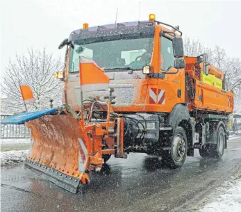  ?? FOTO: DANIEL HÄFELE ?? Mehrere Räumfahrze­uge waren den ganzen Donnerstag über im Dauereinsa­tz.