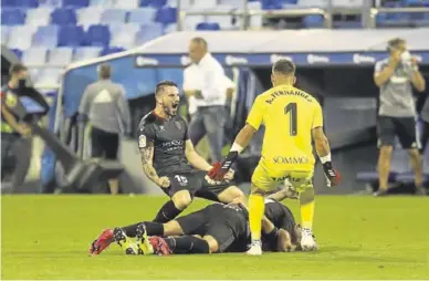  ?? ÁNGEL DE CASTRO ?? Euforia
Datkovic y Álvaro corren a festejar el tanto de Galán, abrazado en el suelo por un compañero.