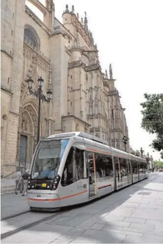  ?? J.M. SERRANO ?? El Metrocentr­o a su paso por la Avenida de la Constituci­ón