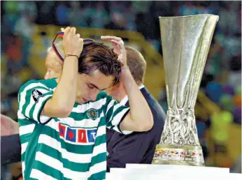  ??  ?? A tristeza de Beto no momento em que recebeu a medalha de finalista vencido da Taça UEFA 2005