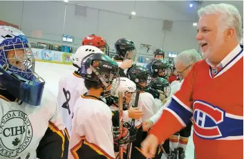  ??  ?? À la dernière journée du volet économique de sa mission en Israël et en Cisjordani­e, le premier ministre du Québec Philippe Couillard a mis de côté les activités auxquelles participai­t le reste de la délégation québécoise pour s’amuser, en début de...