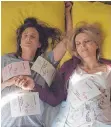  ?? FOTO: PROKINO/DPA ?? Das Chaos ist perfekt, als Mutter und Tochter feststelle­n, dass sie beide schwanger sind: Mado (Juliette Binoche, rechts) und Avril (Camille Cottin).