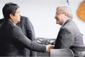  ?? ALBERT MARÍN ?? Alvarado (izq.) saludó a Fernando Cruz, presidente de la Corte y magistrado constituci­onal, durante un receso de la audiencia.