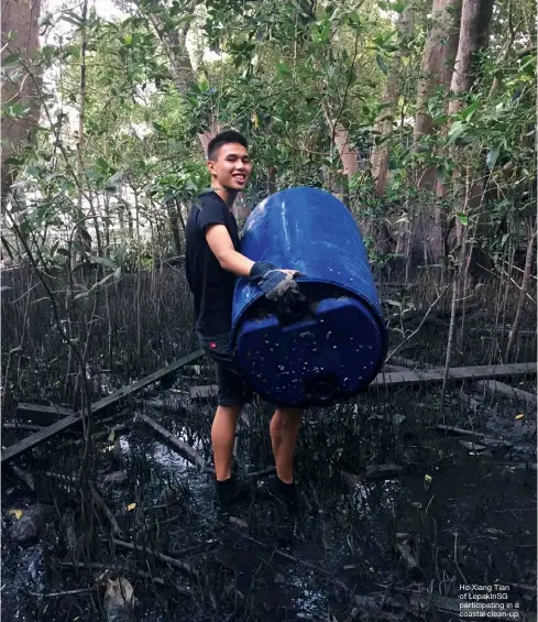  ?? ?? Ho Xiang Tian of Lepakinsg participat­ing in a coastal clean‑up