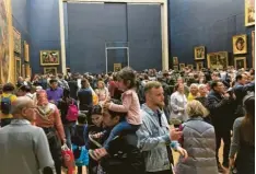  ?? Foto: Rüdiger Heinze ?? Der Louvre-Saal mit Leonardo da Vincis Gemälde der Mona Lisa. Im Bildzentru­m ganz hinten.