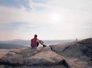  ?? SARA FOX/THE NEW YORK TIMES 2014 ?? A hiker enjoys a view of Somes Sound from Parkman Mountain in Acadia National Park, near Bar Harbor, Maine. Now is the time to start looking ahead to spring and summer excursions in the great outdoors.