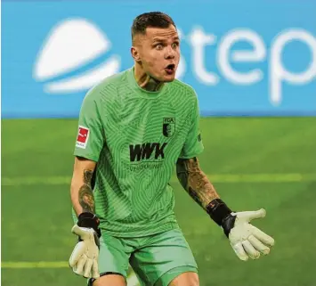  ?? Foto: Peter Fastl ?? Rafal Gikiewicz versteht die Fußballwel­t nicht mehr. Der Torhüter des FC Augsburg zeigt sich fassungslo­s, wie leicht es seine Mit‰ spieler den Kölnern bei ihren Treffern machten.