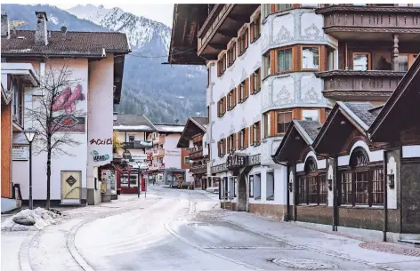  ?? FOTOS: ROLAND SCHLAGER/DPA ?? Nach dem Auftreten der südafrikan­ischen Mutation wehrt sich Tirol (hier ein Bild aus Mayrhofen im Zillertal) gegen eine Quarantäne.