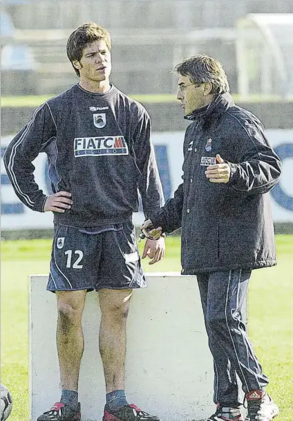  ?? FOTO: MD ?? Un Xabi Alonso con 22 años dialoga con Raynald Denoueix, su entrenador en la Real entre 2002 y 2004