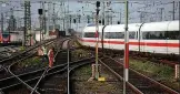  ?? FOTO: GETTY ?? Für die Modernisie­rung der Bahn wären mehrere Milliarden Euro nötig. Doch das Finanzmini­sterium will die Mittel nicht freigeben.