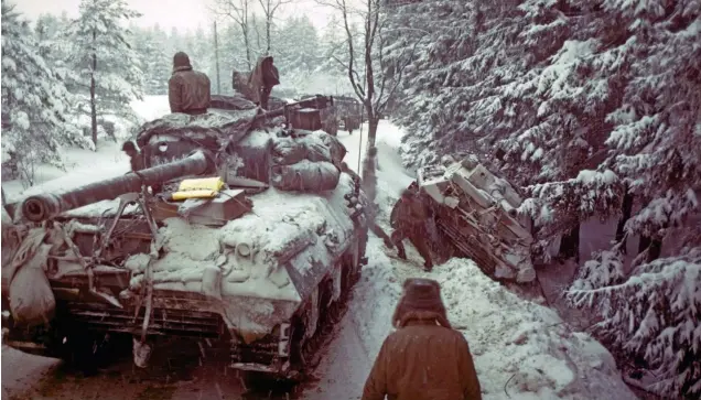  ?? GETTY ?? LA ÚLTIMA OFENSIVA. Las tropas americanas, a bordo de sus tanques Sherman (en la foto), recorriero­n los caminos helados del bosque de las Ardenas (Bélgica) para detener el avance de las tropas alemanas. Fue otra victoria aliada.
