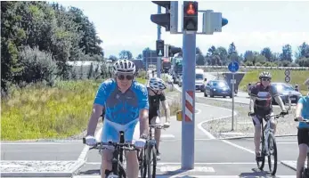  ?? FOTOS: BERNHARD GLATTHAAR ?? Es ist nicht leicht für Radfahrer, die Bundesstra­ße an der Anschlusss­telle FN-West zu queren.