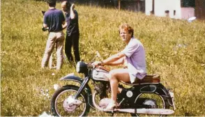  ?? Foto: Benedikt Henkel ?? Bei den Dreharbeit­en zu „Xaver und sein außerirdis­cher Freund“: Der Regisseur Werner Possardt sitzt im Sommer 1985 auf einem Motorrad, das noch heute als Oldtimer unterwegs ist.