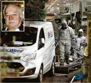  ?? Henry Nicholls/ Reuters ?? Ingleses investigam o envenename­nto de ex-agente russo Serguei Skripal (no destaque) e sua filha; embaixador da Rússia é convocado a dar explicaçõe­s