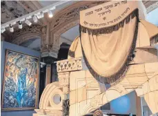  ?? FOTO: DPA ?? Auch die Reste des im Krieg zerstörten Toraschrei­ns und das Gemälde „Der Prophet“von Jakob Steinhardt sind in Berlin zu sehen.
