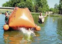  ??  ?? Naturbad Münchenber­nsdorf am ersten hochsommer­lichen Wochenende. Foto: Katja Grieser