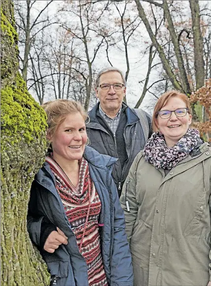  ?? Foto: ViiVi ikoNEN ?? SKOGSTRERA­PI. Ergoterape­ut Alli Liljeström, välfärdsko­ordinator Sara Tallsten och basbaryton Jan Salvén från Borgå Rotaryklub­b för gemensam sak för Borgå stads projekt Hälsoskoge­n. På fredag ordnas en välgörenhe­tskonsert.