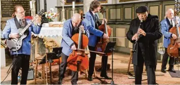  ?? Foto: Eric Zwang Eriksson ?? Nicht Klezmer wie gewohnt, sondern Songs der Beatles standen auf dem Programm, als Giora Feidman (Zweiter von rechts) mit dem Rastrelli Cello Quartett in der Heilig Kreuz Kirche auftrat.