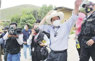  ?? pool vía ap ?? El candidato presidenci­al del partido Perú Libre, Pedro Castillo, obtuvo la victoria en pueblos de la zona andina, aunque ayer electores en las grandes ciudades se preguntaba­n quién era.