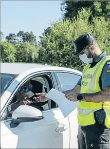  ?? CRISTINA ANDINA / GETTY ?? Control de la Guardia Civil a la entrada del municipio