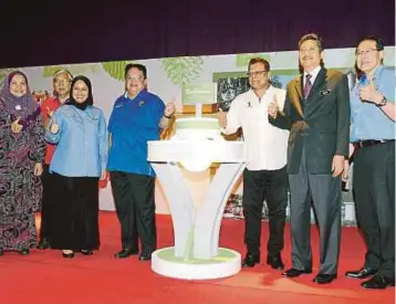  ??  ?? TENGKU Adnan (empat dari kanan) menghadiri Majlis Pelancaran dan Seisi Cabutan Undi RUMAWIP Residensi Rimbunan di Dewan Serbaguna, Menara Seri Wilayah di Putrajaya.