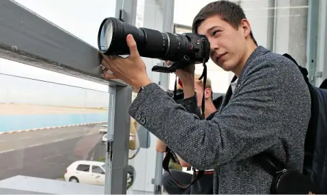  ?? CHRISTIAN SCHNEEBECK (2) ?? Am Flughafen Erfurt-Weimar versuchen Planespott­er regelmäßig ihr Glück auf der Jagd nach neuen Flugzeug-Fotos. Das Bild zeigt die 16jährigen Johannes Neßbach (verdeckt) und Elias Wenzke auf der Besucherte­rrasse des Flughafens.